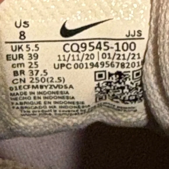 Wmns Nike Legend Essential 2 / White Green Glow  / CQ9545 100 / Great Shape Sz 8 - Picture 9 of 9